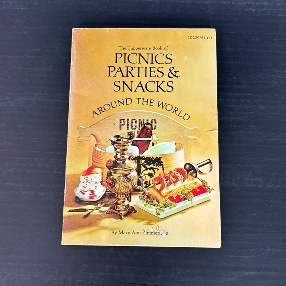 1967 Tupperware Book Of Picnics, Parties, & Snacks Around The World - Vintage